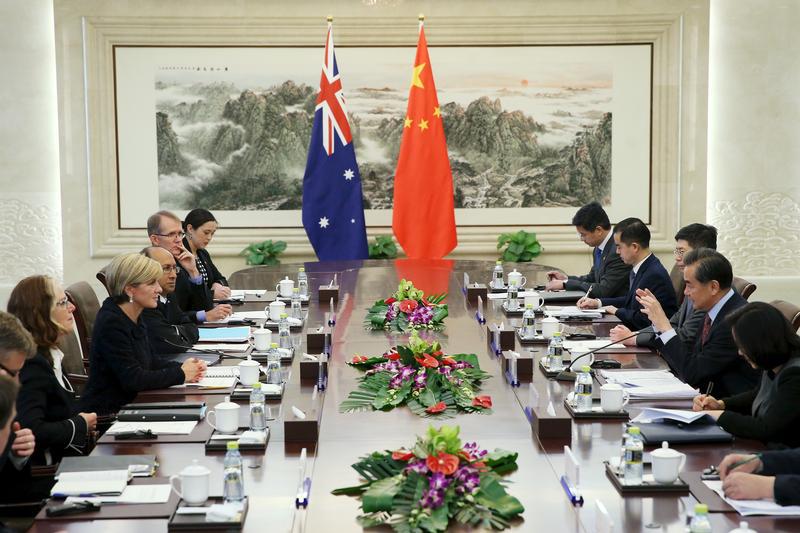 澳大利亚外长毕晓普（左二）和中国外长王毅（右二）在中国外交部举行会谈，北京，2016年2月17日。