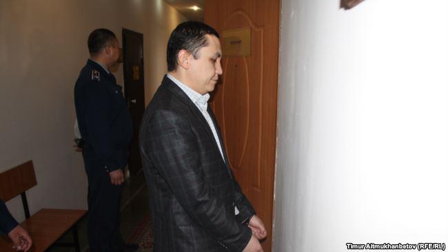 Нурбек Кушакбаев в наручниках в зале суда г. Астана 7 апреля 2017 года.