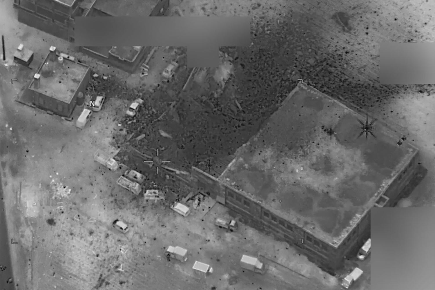 صورة جوية صادرة عن وزارة الدفاع الأمريكية بعد غارة جوية أمريكية في 16 مارس/آذار 2017 على الجينة، سوريا، تظهر الأضرار التي لحقت بجزء من مسجد. 