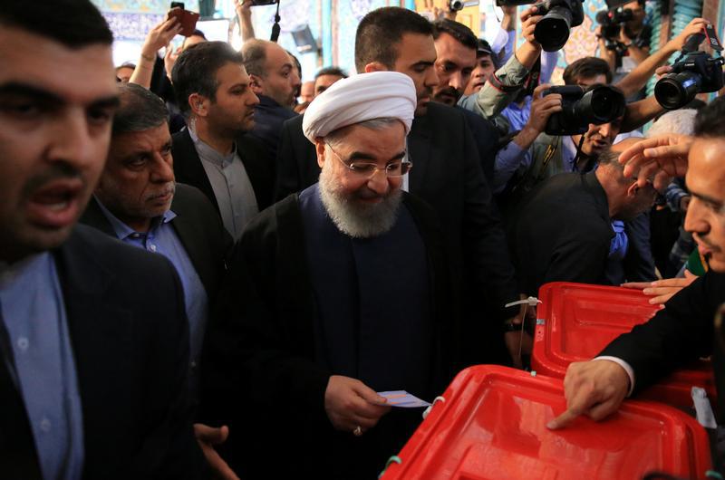 در جریان انتخابات ریاست جمهوری در نوزدهم ماه مه ۲۰۱۷ در تهران، ایران، حسن روحانی رییس جمهور ایران رأی خود را به صندوق می‌اندازد.  