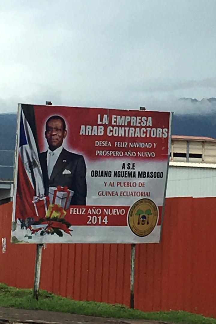 Panneau publicitaire à Malabo, la capitale, installé par la société de construction Arab Contractors qui souhaite au président et au peuple de Guinée équatoriale une bonne année.