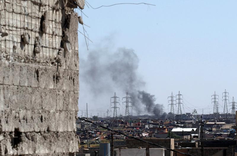  دخان متصاعد من غرب الموصل حيث تقاتل قوات الأمن العراقية مقاتلي تنظيم "الدولة الإسلامية" لاستعادة  السيطرة على المدينة، 8 مايو/أيار 2017. © 2017 دانش صدّيقي/رويترز