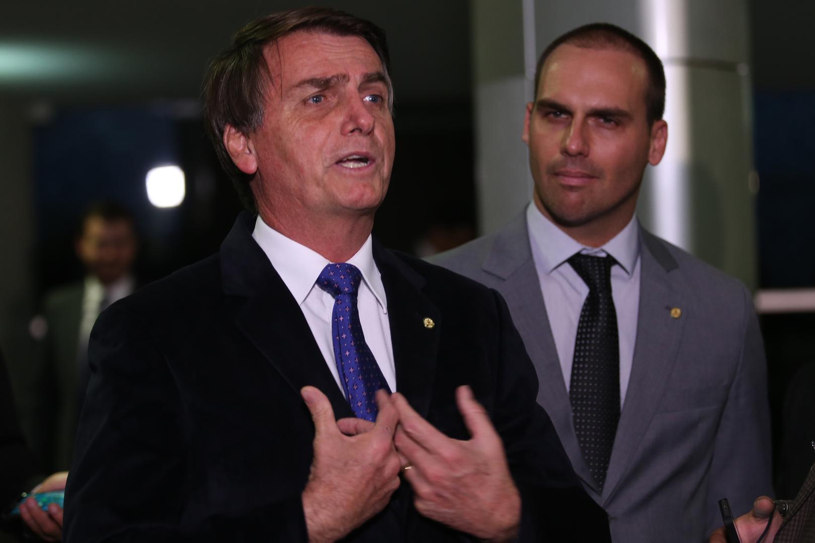 Os deputados Jair Bolsonaro e Eduardo Bolsonaro falam com a imprensa.