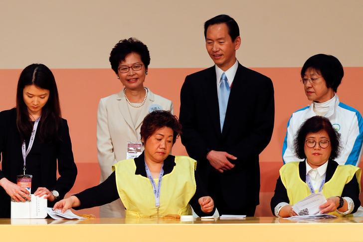 香港特首选举开票现场，候选人林郑月娥监票时面露笑容，2017年3月26日。