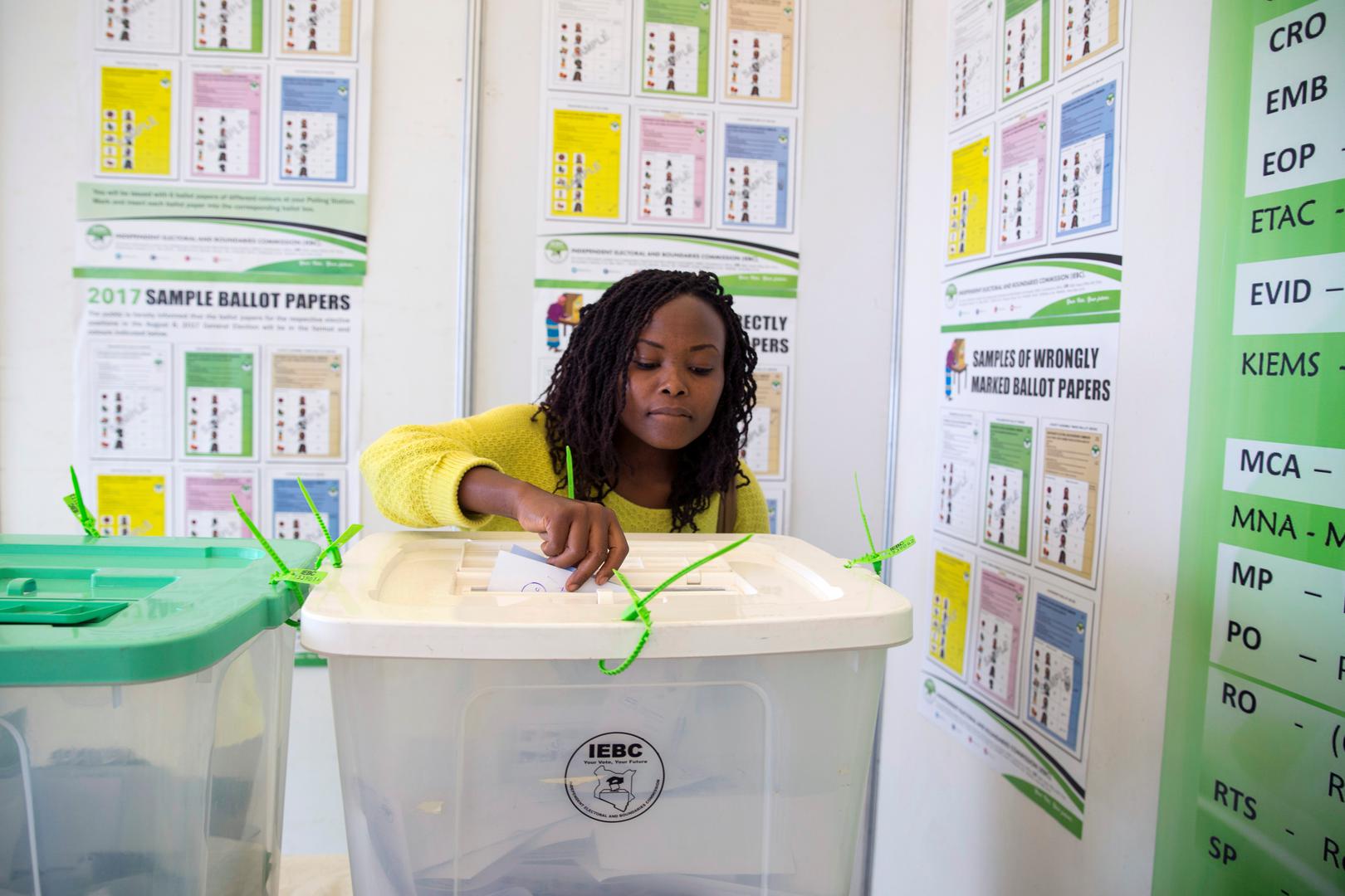 A Kenyan woman casts her vote at a mock polling station during a pre-election exhibition in Nairobi, Kenya, June 12, 2017. 