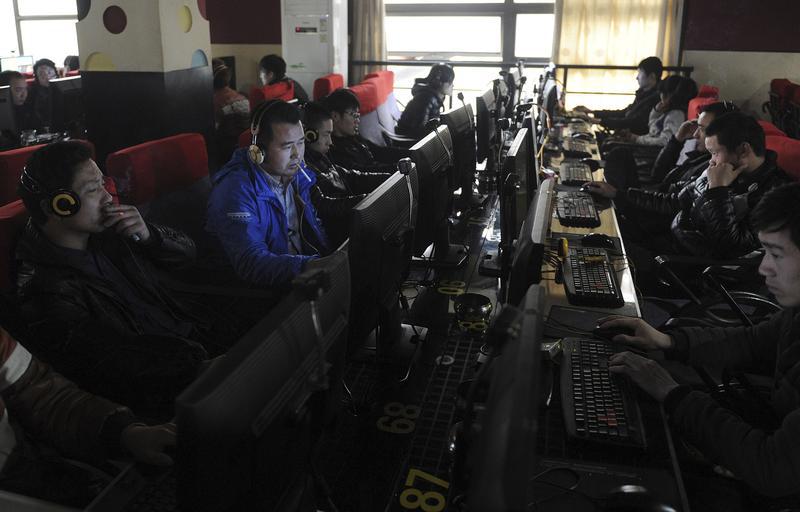 中国一家网吧高朋满座，安徽合肥，2012年3月16日。