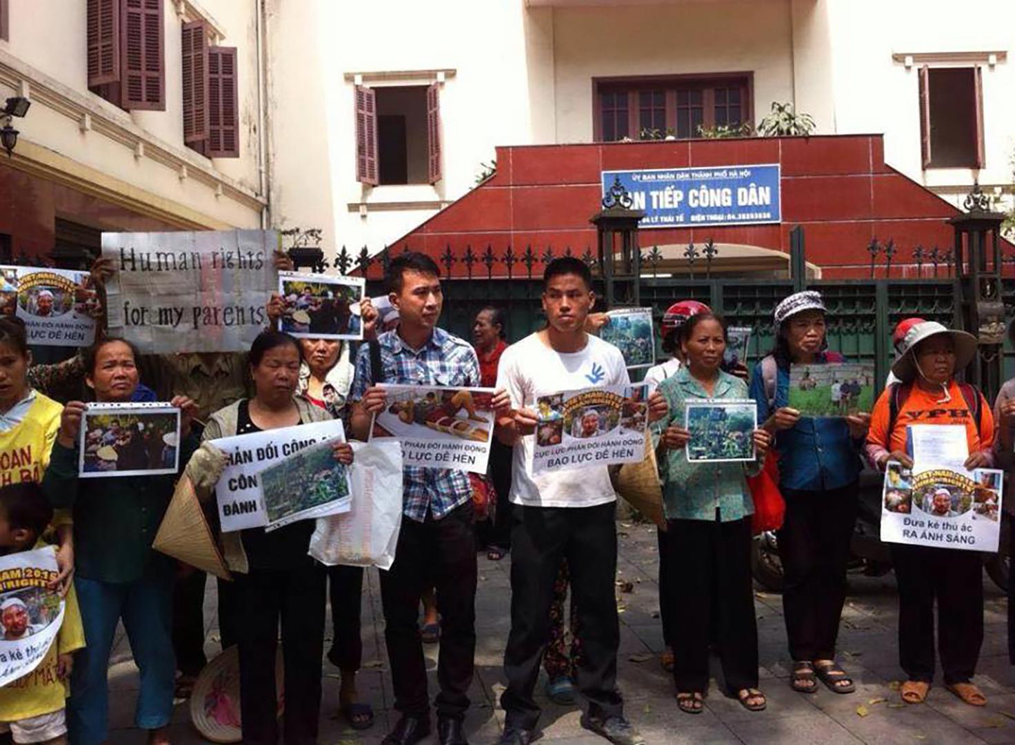 Activists protest violent assaults in Hanoi. The placards read “Strongly against villainous violence” and “Need to bring perpetrators to light”, May 2015. 
