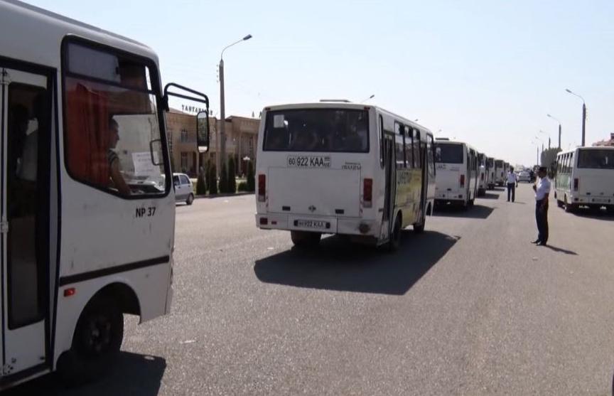 Buses of students from Andijan State University being transported to the cotton fields, September 2015.
