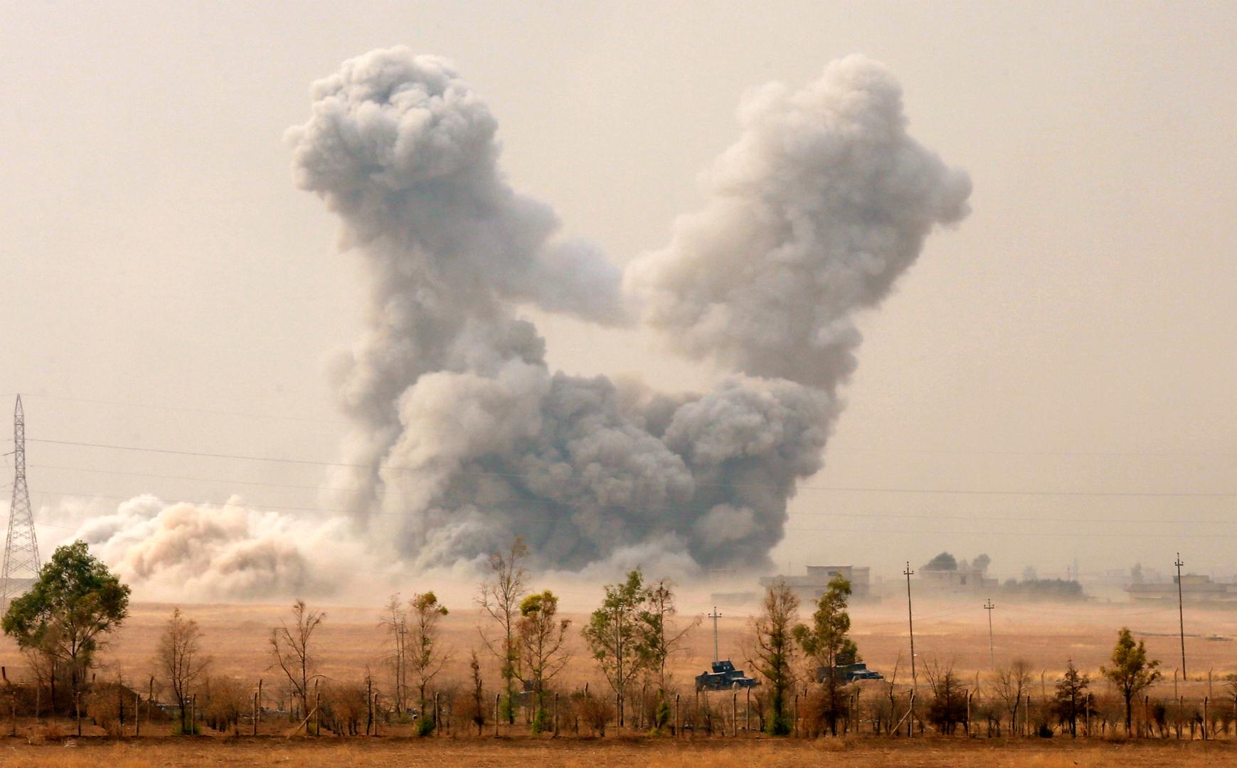 تصاعد الدخان بعد غارة أمريكية خلال العملية العسكرية ضد مقاتلي تنظيم "الدولة الإسلامية" قرب الموصل، العراق، 24 أكتوبر/تشرين الأول 2016. © 2016 رويترز 