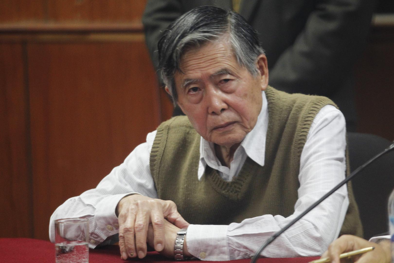 El ex presidente Alberto Fujimori escucha la lectura de una decisión en su contra, en Lima, el 29 de octubre de 2013.