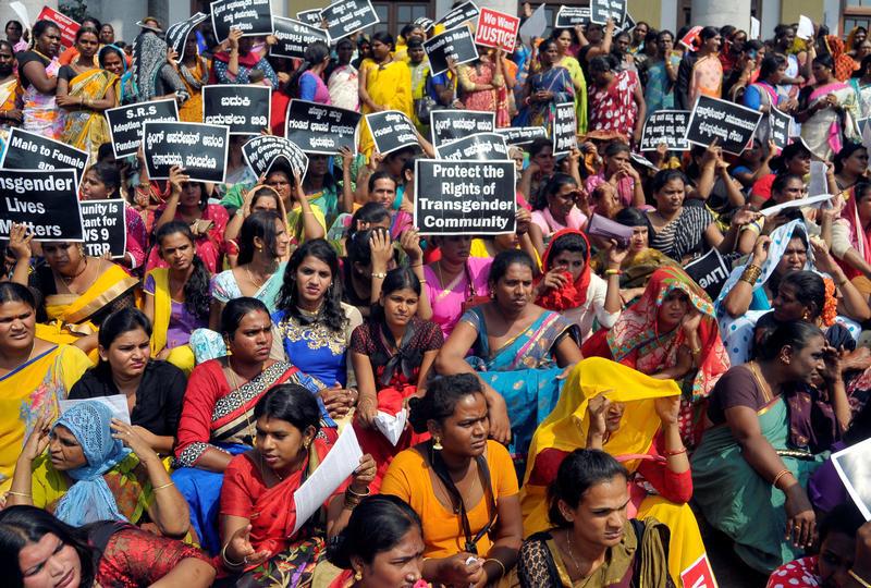 एक विरोध प्रदर्शन के दौरान तख्तियां लेकर ट्रांसजेंडर समुदाय के खिलाफ कथित भेदभाव और हिंसा ख़त्म करने की मांग करते लोग, बेंगलुरु, 21 अक्टूबर, 2016.