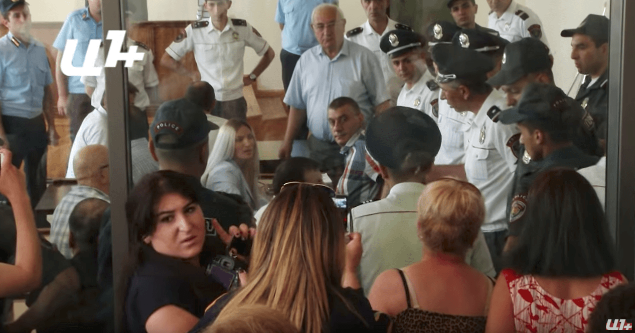 A police officer in Yerevan’s Erebuni Nubarashen district court prevented Areg Kyureghyan from passing a note to his lawyer then removed him along with two other defendants from the courtroom. According to lawyers for Kyureghyan, Avetisyan, and two other 