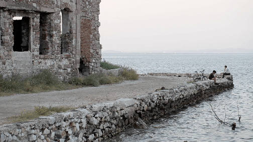 Une zone côtière proche du village de Panagiouda, à Lesbos en Grèce, l'une des îles dans lesquelles de nombreux demandeurs d'asile, parmi lesquels des enfants non accompagnés, sont confinés afin d'être refoulés vers la Turquie, aux termes d'un accord prof