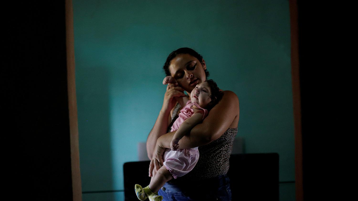 25岁的巴西母亲，蕊格尓，和女儿合照。蕊格尓在2016年4月产下感染寨卡病毒的双胞胎女儿。接受人权观察访问时她说“我想要给我女儿最好的。“