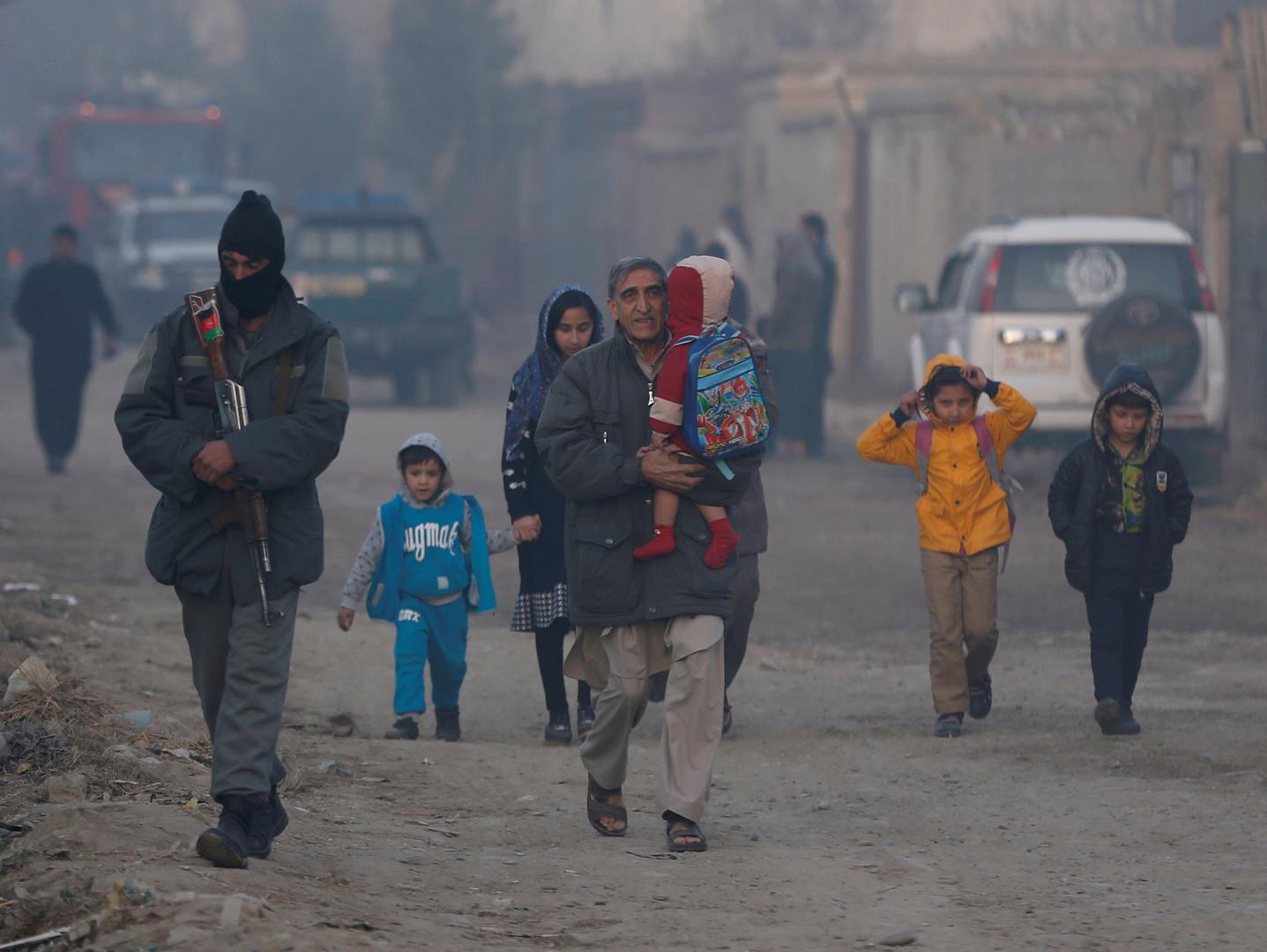 عائلة أفغانية تغادر موقع هجوم في كابل، أفغانستان، 22 ديسمبر/كانون الأول 2016. © 2016 رويترز 