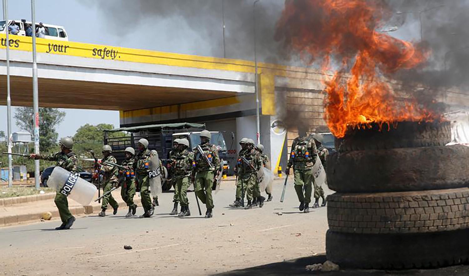 Des policiers anti-émeute s'apprêtent à disperser une manifestation  à Kisumu, au Kenya, le 9 août 2017, au lendemain de l’élection présidentielle du 8 août. 