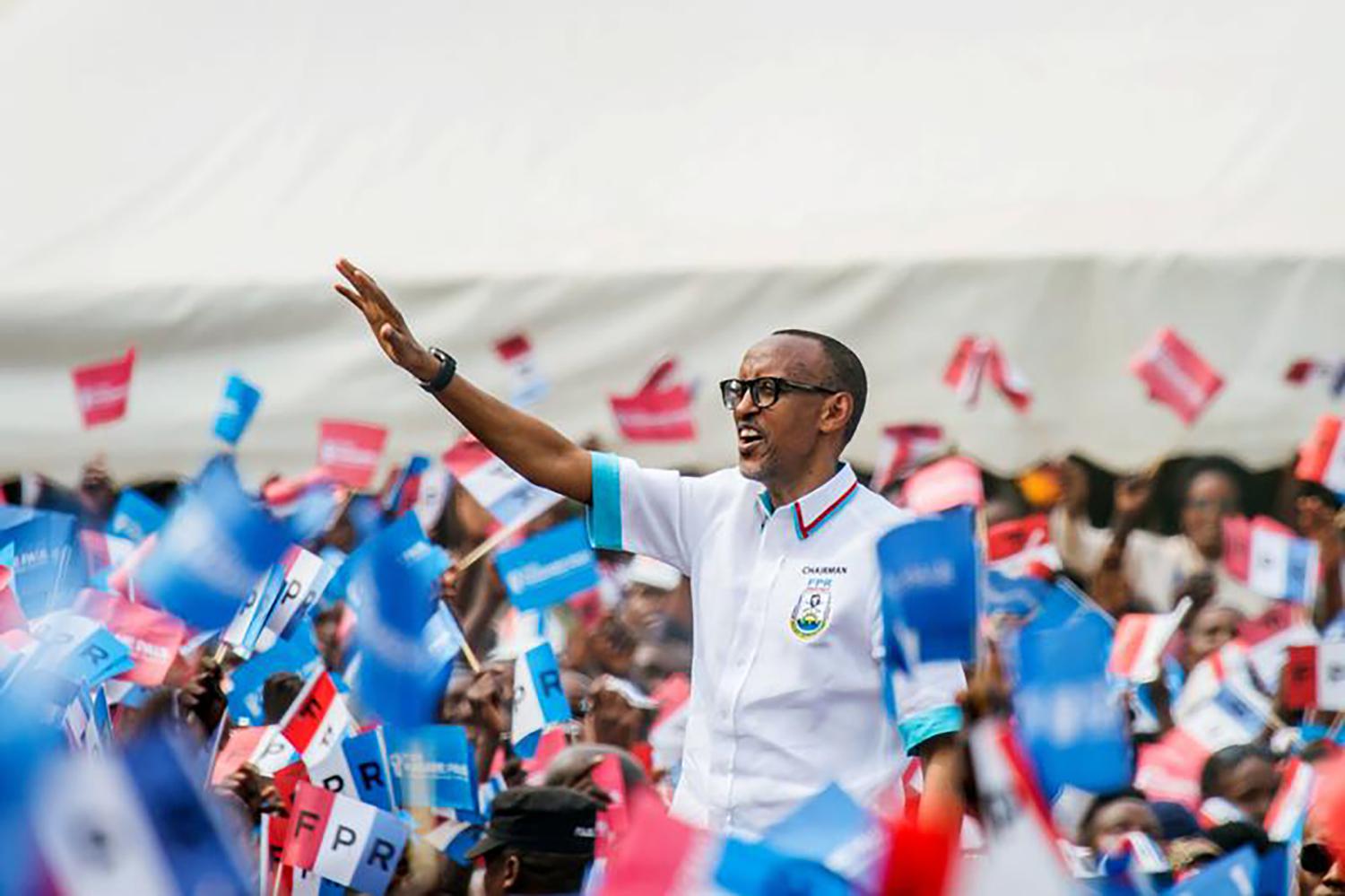 Le président rwandais Paul Kagame du Front patriotique rwandais (FPR) au pouvoir salue ses partisans lors d’un rassemblement à Nyanza, au Rwanda, le 14 juillet 2017.