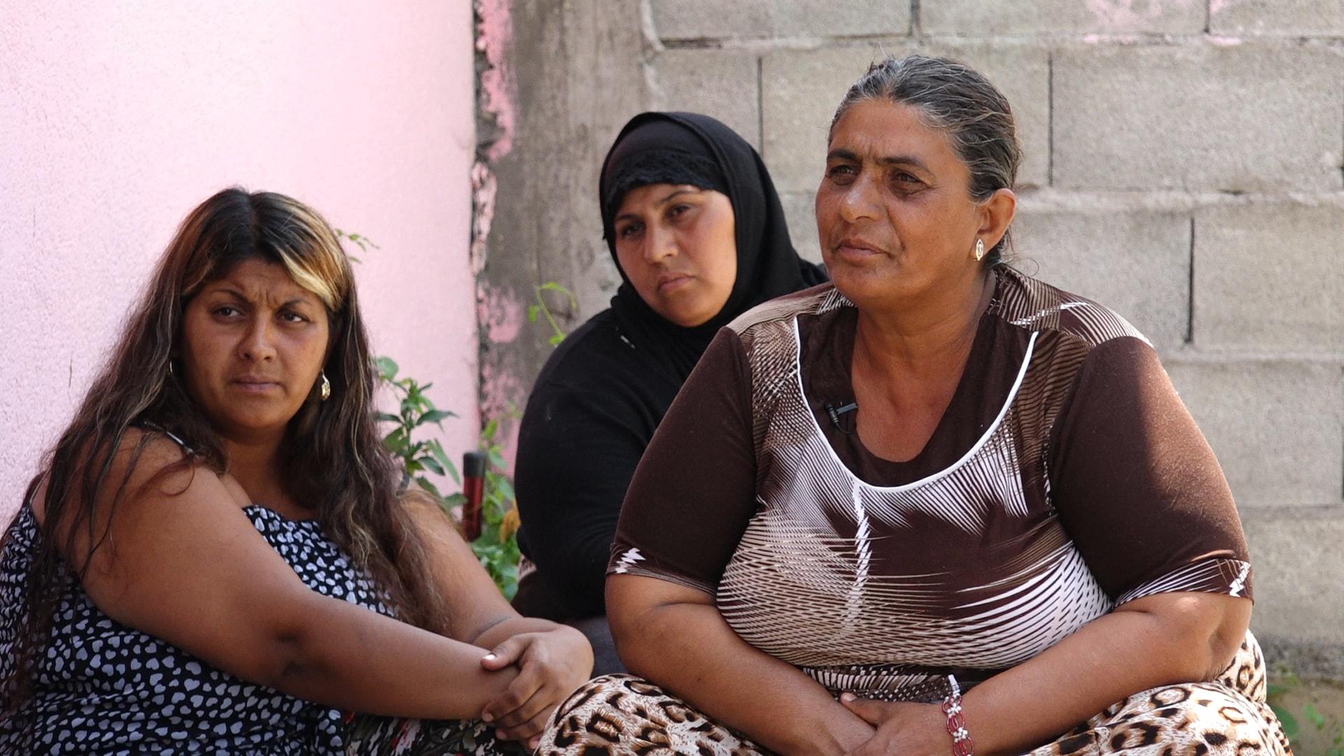 Hazbije (djathtas) nënë 50-vjecare e 9 fëmijëve, tha se burri i saj vdiq para dy vitesh, duke e lënë të kujdeset për fëmijët e vetme. Mitrovicë, 27 qershor 2017.