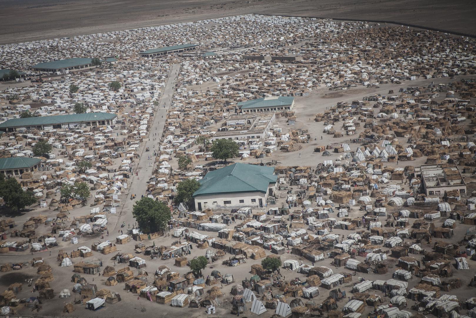 Dans l’État de Borno, dans le nord-est du Nigeria, le camp pour déplacés internes de Ngala, surpeuplé et photographié en avril 2017. Au début du mois de septembre 2017, une attaque de Boko Haram a tué au moins sept personnes dans ce camp. 