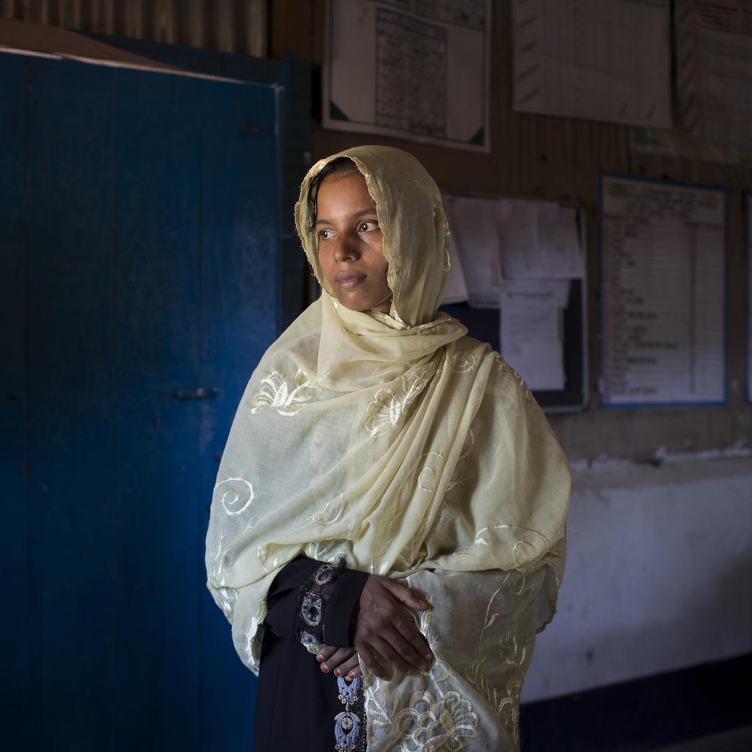 哈辛娜（Hasina）目睹了一场屠杀。缅甸陆军士兵将她怀中的婴儿投进火堆。她的弟妹们被活活打死。士兵企图强暴不成，把她丢在着火的房子里想烧死她。孟加拉，库图帕隆（Kutupalong）难民营，2017年9月22日。