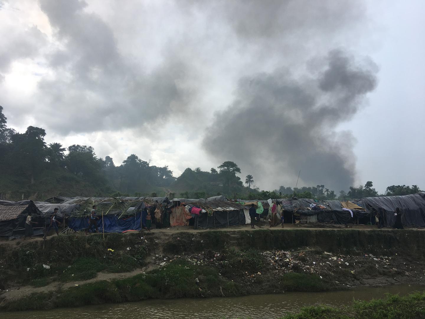 Des nuages de fumée s’élèvent au-dessus du village de Taung Pyo Let War en Birmanie, près de la frontière avec le Bangladesh, d’où cette photo a été prise.