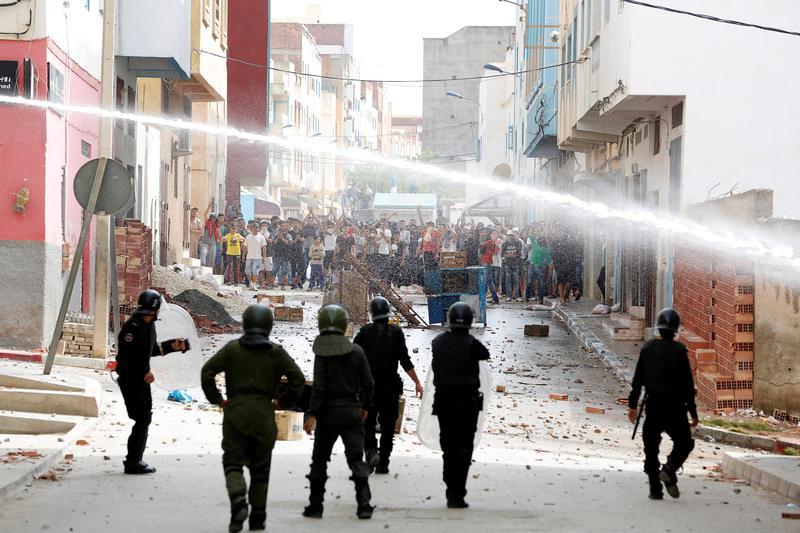 Des policiers marocains se servent d’un canon à eau contre des manifestants à Imzouren, situé dans le Rif marocain, le 2 juin 2017. 
