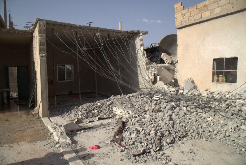 ركام تمت إزالته جزئيا من مبنى سكني قُصف في هجوم جوي على الأرجح في أواخر أبريل/نيسان، قتل 18 فردا من العائلة نفسها. ​