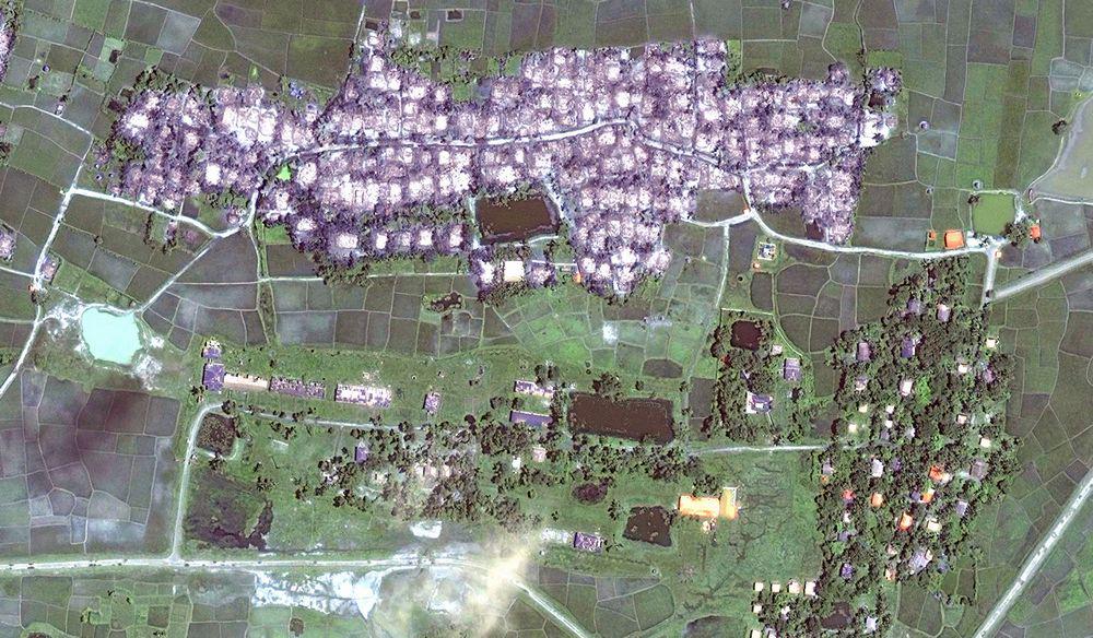 Image satellite enregistrée le 21 septembre 2017, montrant la destruction quasi-totale d’un village rohingya du canton de Maungdaw dans l’État de Rakhine, en Birmanie. Le village voisin, habité par des membres de l’ethnie locale arakanaise, est pour l’ess