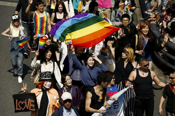 Participants March during the Tokyo Rainbow Parade. On October 22, hundreds of 东京同性恋骄傲游行一景。2015年10月22日，全球各地有数以百计人权组织集会纪念第八届跨性别脱病理化国际日。尽管有activist groups throughout the world will gather to mark the 8th annual International Day for Trans Depathologization.