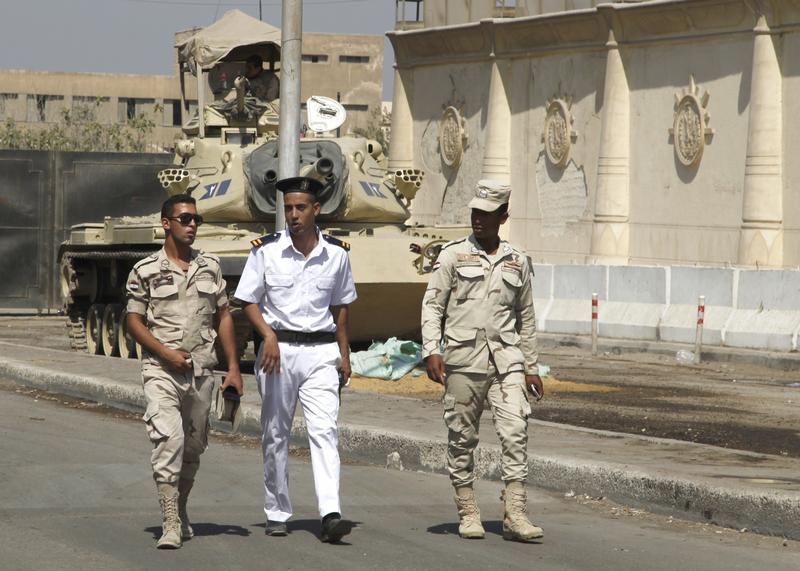 عناصر من الشرطة والجيش المصريين أمام دبابة خارج سجن طرة في القاهرة، مصر، 30 يوليو/تموز 2015. © 2015 رويترز