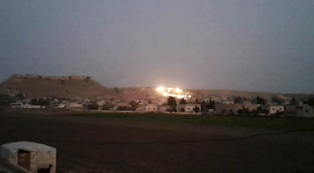صورة مأخوذة من مقطع فيديو يوثق الهجوم بالقنابل العنقودية على قلعة المضيق، سوريا. © 2017 خاصة