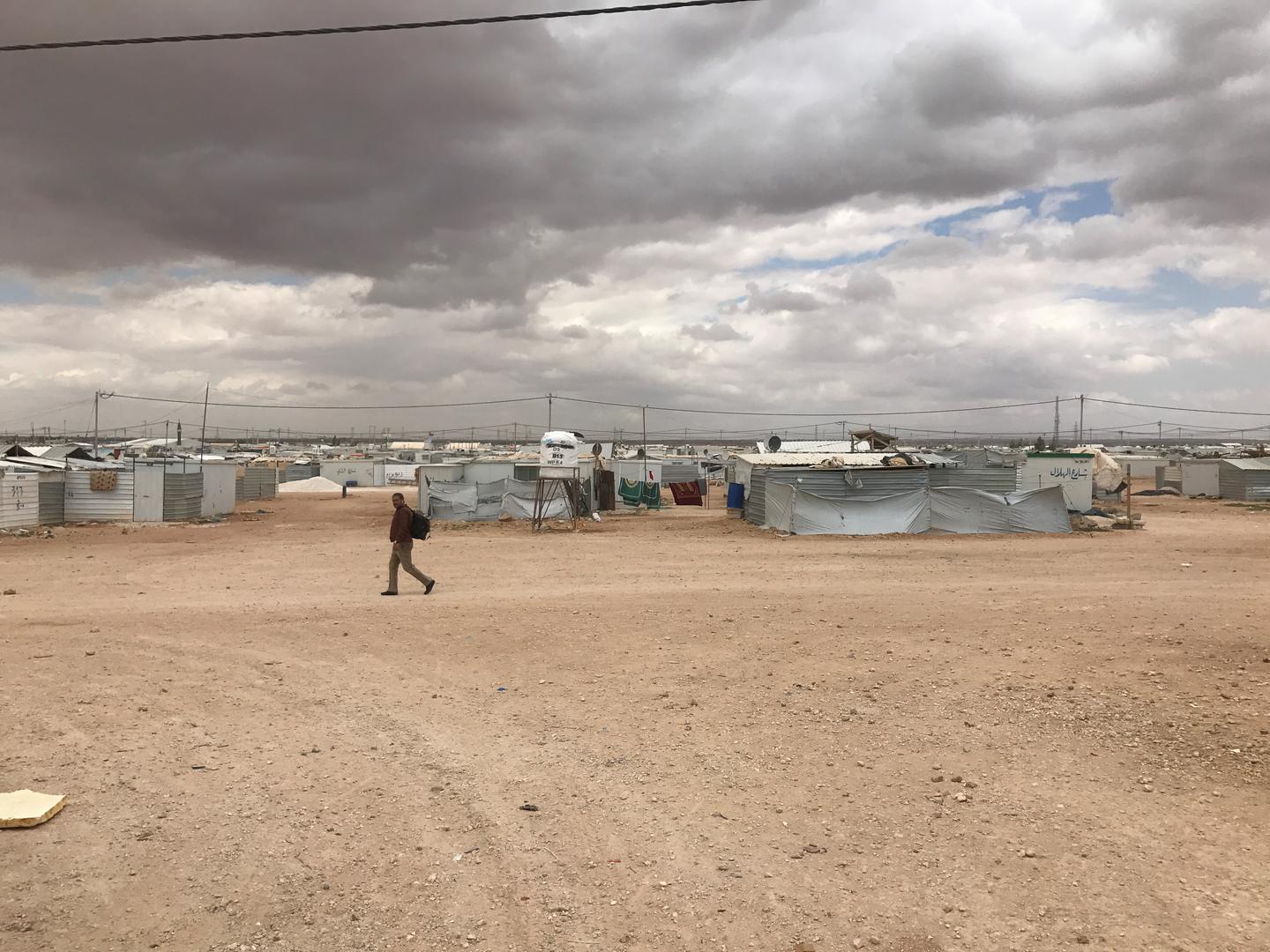 رجل وحيد يعبر مخيم الزعتري للاجئين في الأردن. انخفض عدد سكان المخيم من 203 آلاف خلال ذروته في أبريل/نيسان 2013 إلى 80 ألفا بحلول يوليو/تموز 2017.