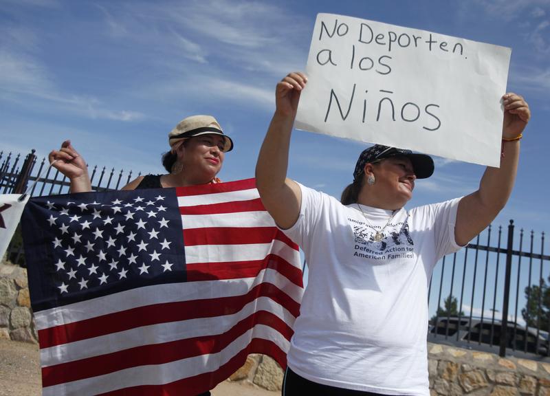 Residentes en la frontera y miembros de la Red Fronteriza por los Derechos Humanos (BNHR, por sus siglas en inglés) protestan para rechazar la militarización de la frontera y la deportación de niños frente a un centro de detención en Montana, Texas, el 24