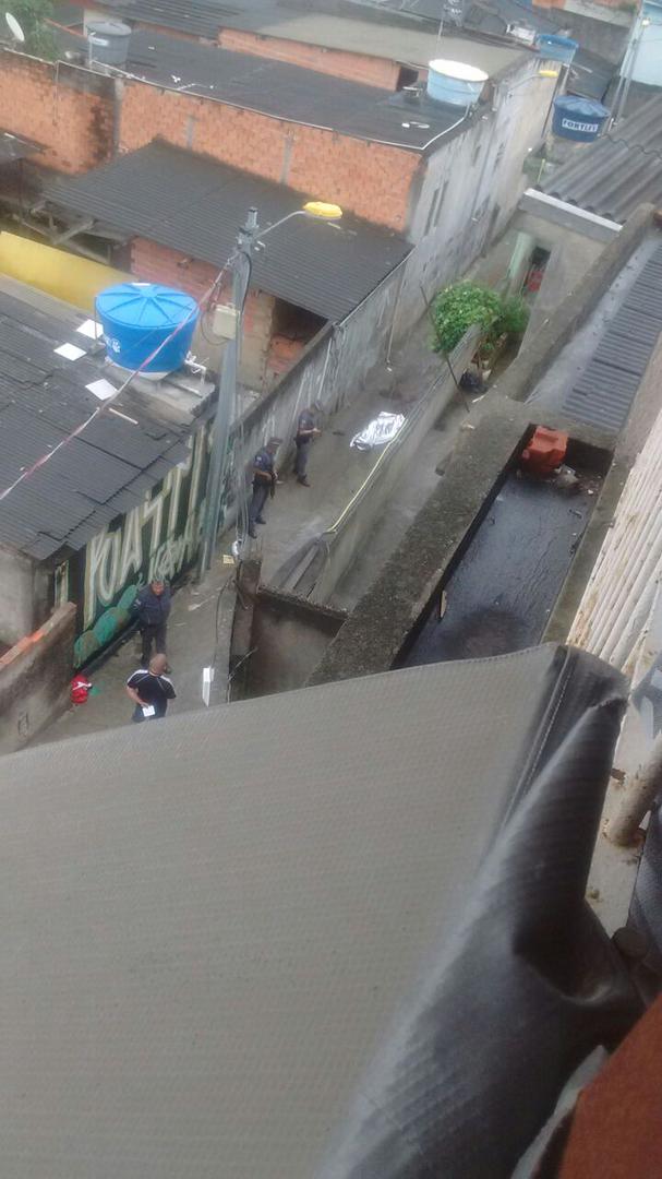 Luan Gabriel de Souza´s body lies in the alley where he was shot on November 5, 2017. Photo courtesy of Luan´s family.Corpo de Luan Gabriel de Souza na viela onde foi baleado no dia 5 de novembro de 2017. Foto fornecida pela família de Luan