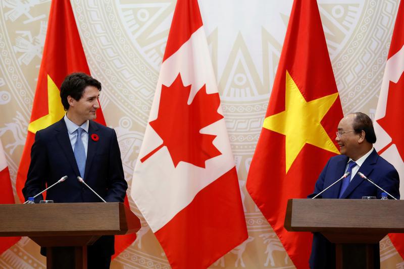 Canada's Prime Minister Justin Trudeau (L) attends a news conference with his Vietnamese counterpart Nguyen Xuan Phuc at the Government Office in Hanoi, Vietnam November 8, 2017.