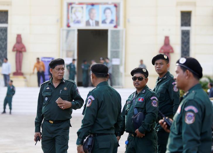 柬埔寨最高法院戒备森严，准备就是否解散最大在野党柬埔寨救国党做出裁决，金边，2017年11月16日。
