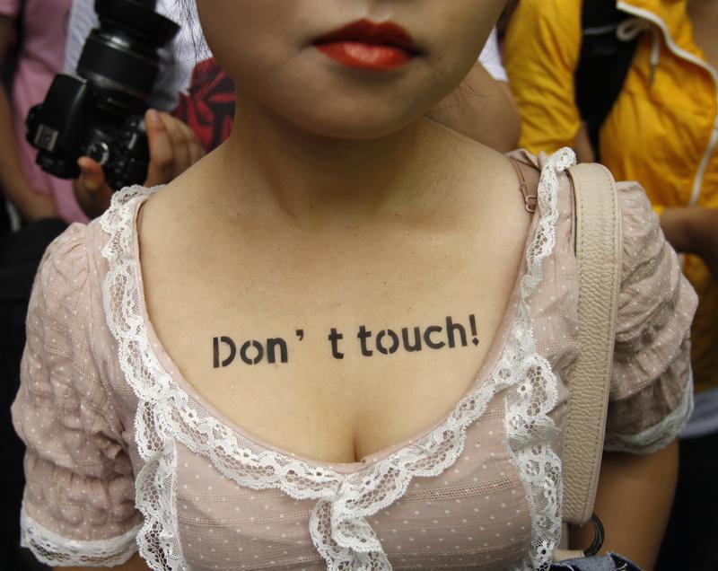 امرأة تشارك في احتجاج "مسيرة العاهرات" في وسط سيول، 16 يوليو/تموز 2011.