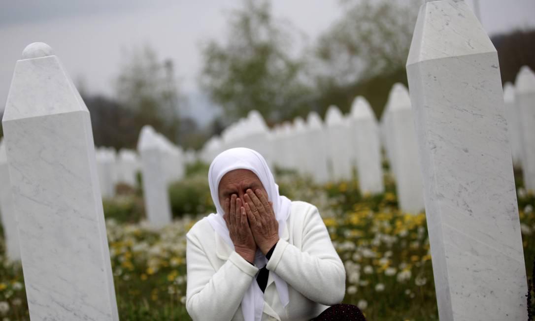 Mejra Dzogaz weint an den Gräbern ihrer Angehörigen auf dem Gelände der Gedenkstätte in Potocari, Bosnien-Herzegowina, 6 km nordwestlich von Srebrenica (7. April 2014).