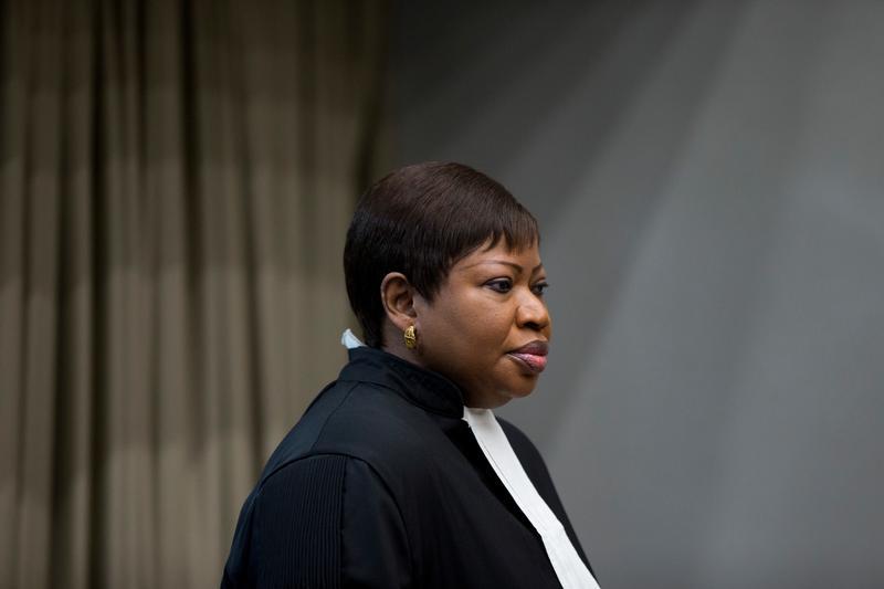 La Procureure Fatou Bensouda entrant dans la salle d’audience lors du procès de Dominic Ongwen, un commandant de l’Armée de résistance du Seigneur, devant la Cour internationale à La Haye (Pays-Bas), le 6 décembre 2016. 