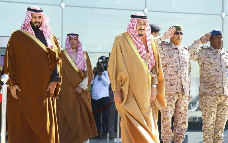 الملك السعودي سلمان وولي العهد السعودي الأمير محمد بن سلمان يحضران حفل تخريج في الرياض، المملكة العربية السعودية، 25 يناير/كانون الثاني 2017. © 2017 رويترز