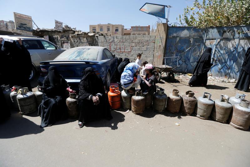 نساء يجلسن على قوارير غاز مصفوفة خارج محطة تعبئة وسط أزمة محروقات، صنعاء، اليمن، 7 نوفمبر/تشرين الثاني 2017.