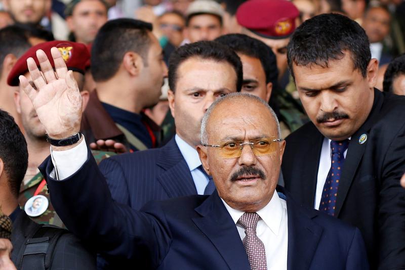 الرئيس اليمني السابق علي عبد الله صالح يلوح للمؤيدين أثناء وصوله إلى تجمع للاحتفال بالذكرى السنوية 35 لإنشاء "حزب المؤتمر الشعبي العام" في صنعاء، اليمن 24 أغسطس/آب 2017.