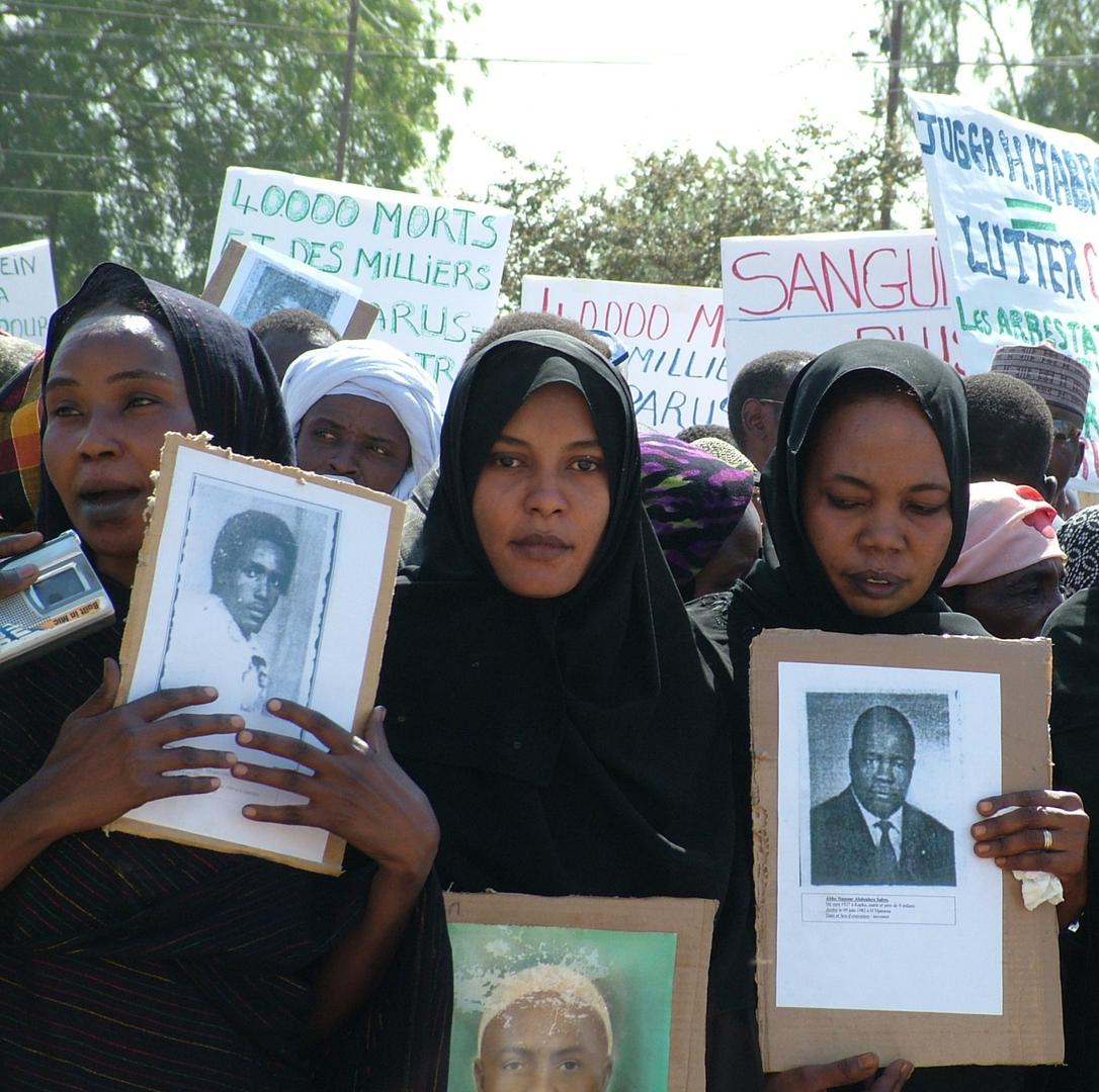 Des familles de victimes de l’ex-dictateur tchadien Hissène Habré manifestent à Ndjaména, en 2005.
