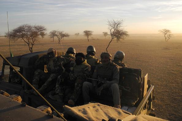Des militaires maliens, membres de la force militaire conjointe G5 Sahel, patrouillent dans le centre du Mali en novembre 2017.  
