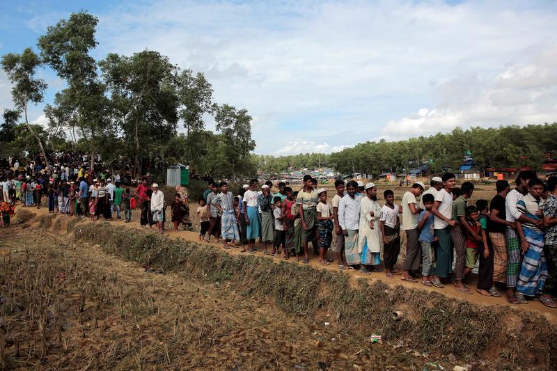 Des réfugiés rohingyas ayant fui la Birmanie font la queue afin de recevoir des couvertures distribuées dnas le camp de Kutupalong, près de Cox's Bazar, au Bangladesh, le 10 décembre 2017.