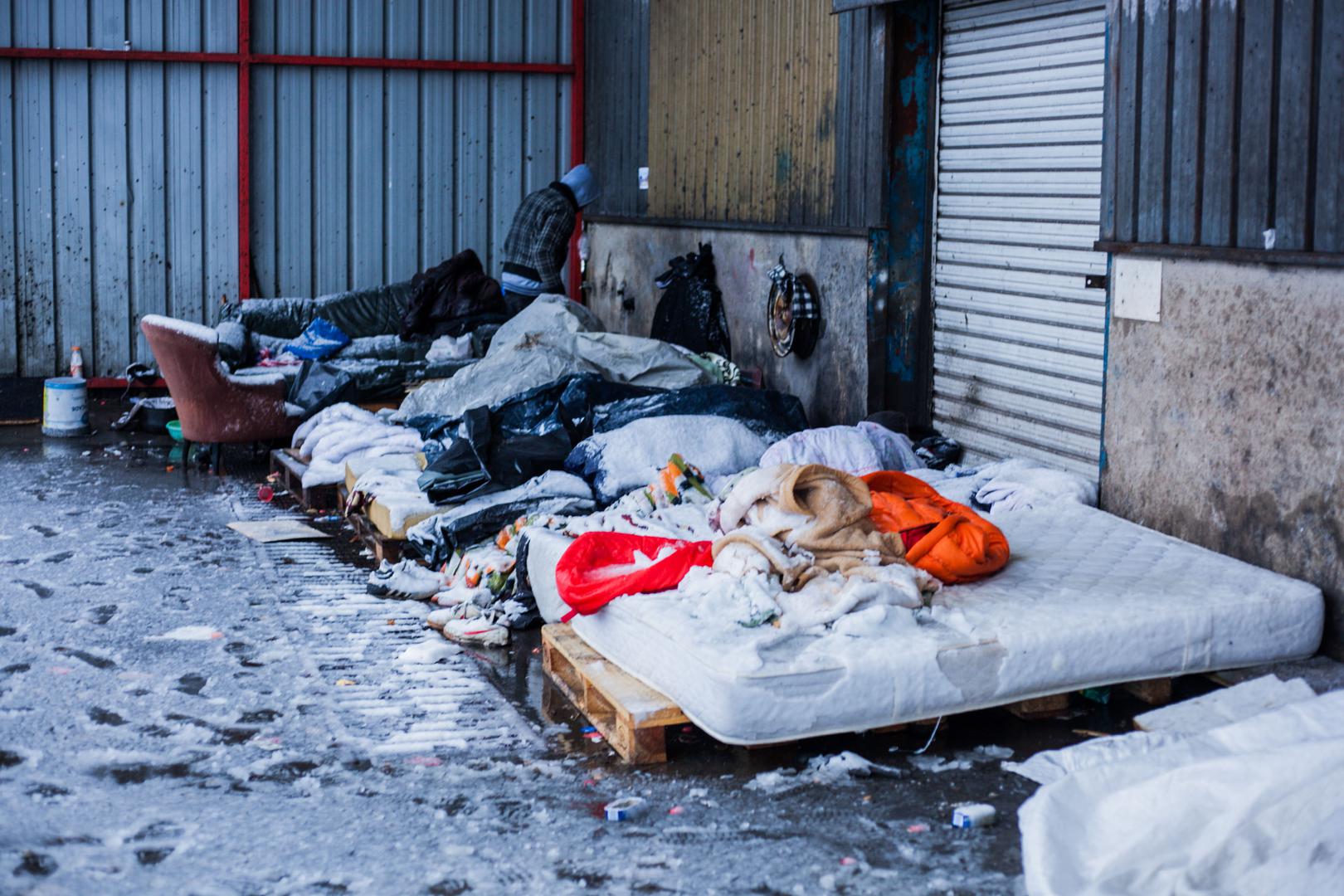 Des demandeurs d'asile et d’autres migrants dorment dehors dans la neige, à Calais, le 11 décembre 2017. 
