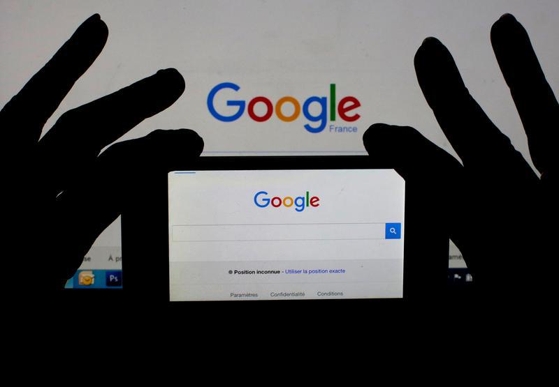 Une femme tient son smartphone montrant la page d'accueil de Google, dans cette image d'illustration prise le 24 février 2016.