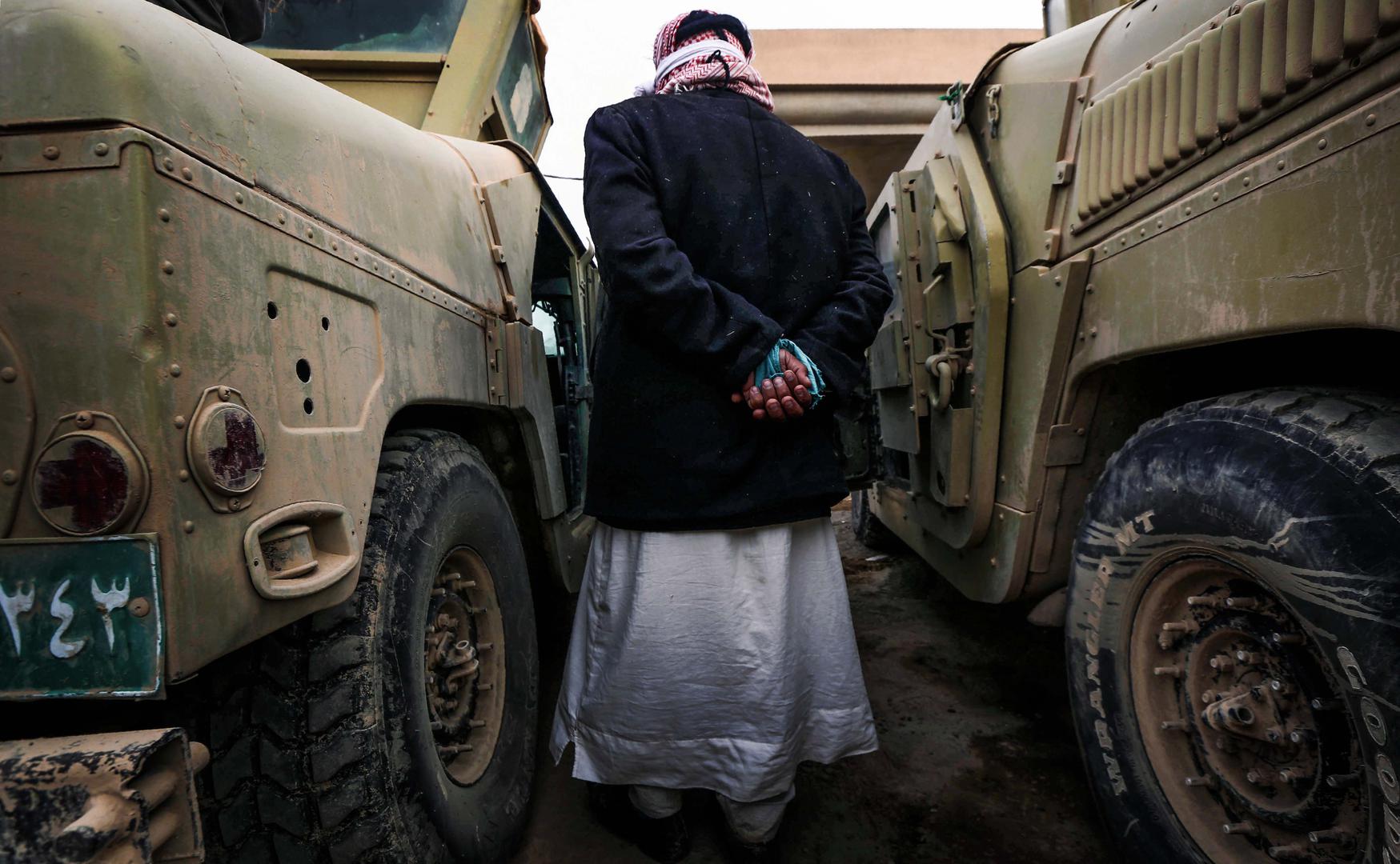 أحد المشتبه فيهم بالانتماء إلى داعش مُحتجز قيد الاستجواب من قبل القوات العراقية قرب الموصل. 