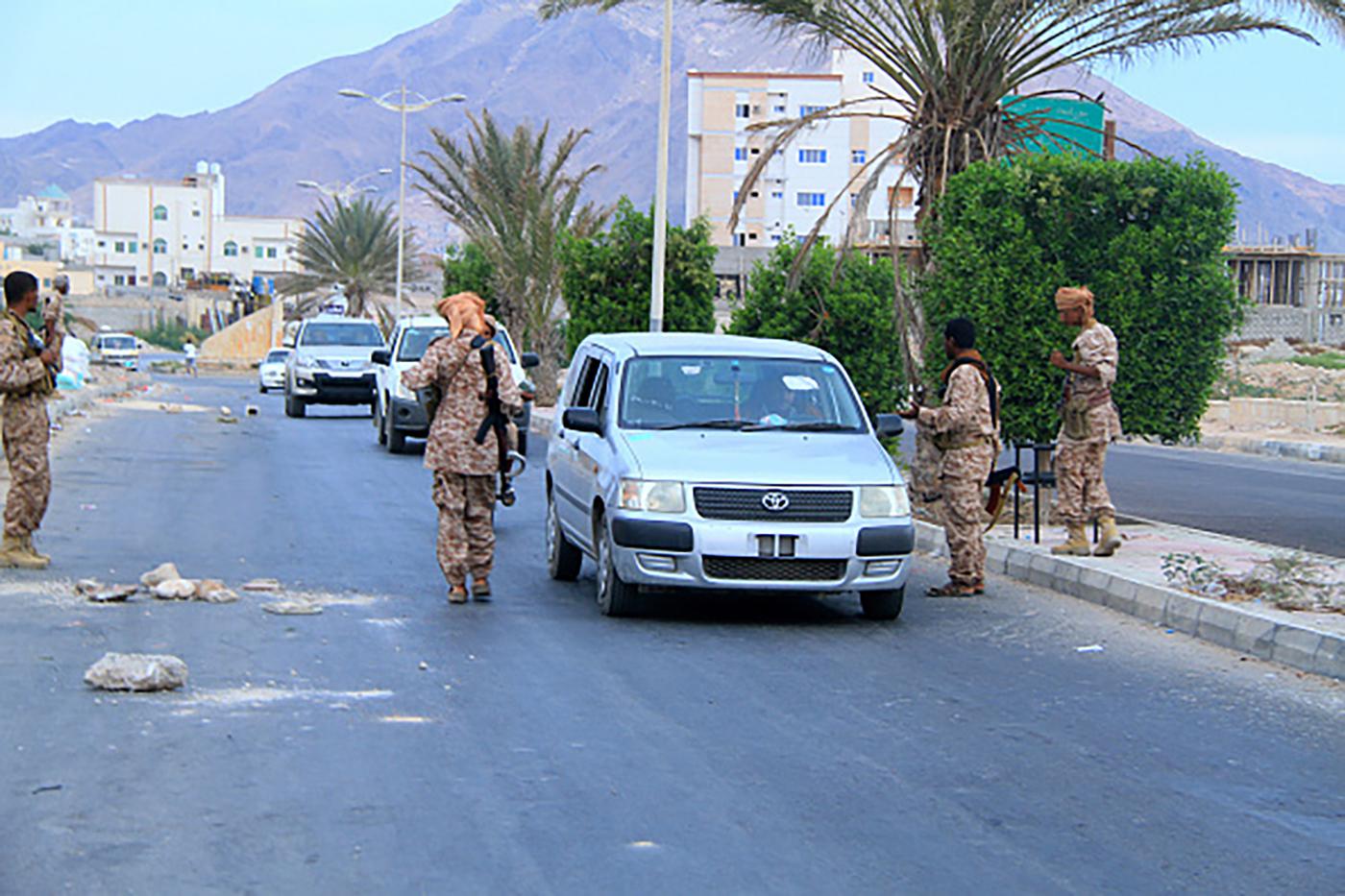 Des membres de la force d'élite Hadrami, soutenue par les Emirats arabes unis afin de lutter contre Al-Qaida, contrôlent des véhicules à la périphérie du port de Mukalla (Yémen).