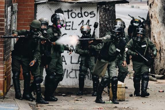 Miembros de la Guardia Nacional disparan durante una protesta contra el gobierno en Caracas, Venezuela. 1 de mayo de 2017. 